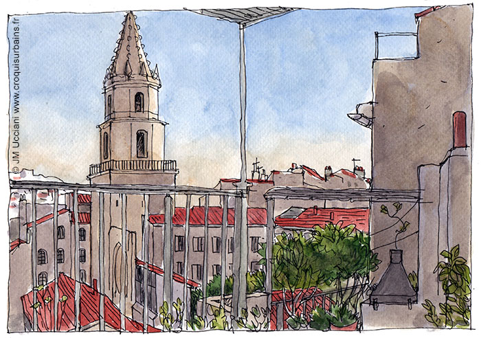 Les toits du Panier avec vue sur le clocher des Accoules à Marseille