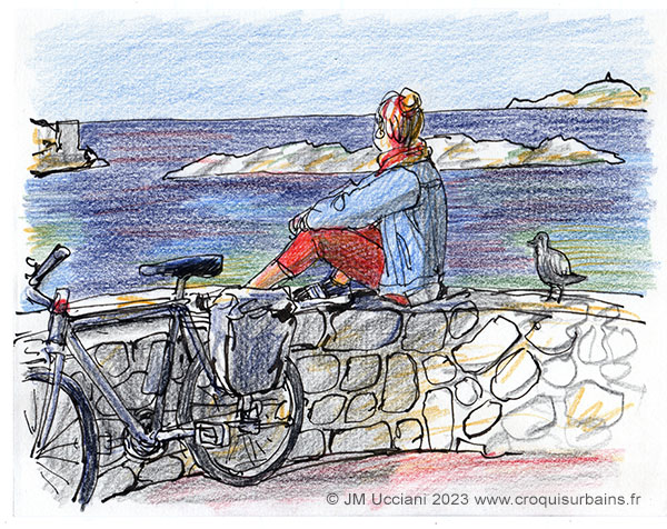 Fille et son vélo au bord de la mer